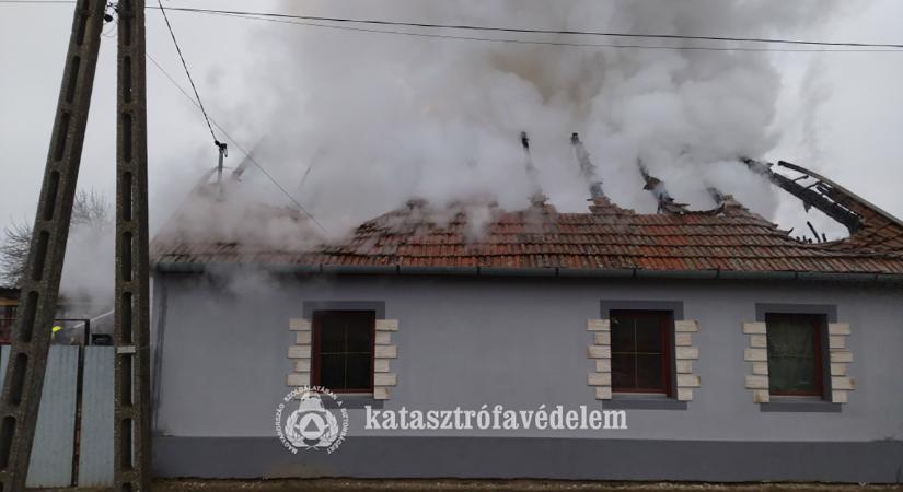 Teljes terjedelmében égett egy családi ház Sarkadon