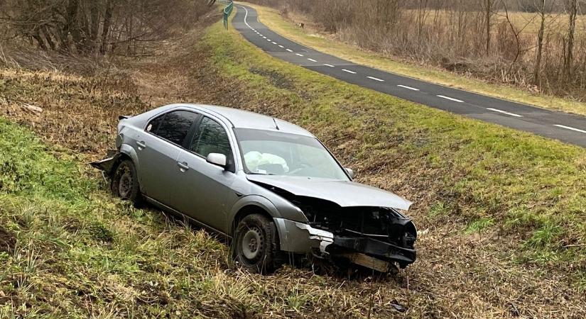 Árokba csapódott egy autó Zalában, a 7411-es úton (galéria, videó)