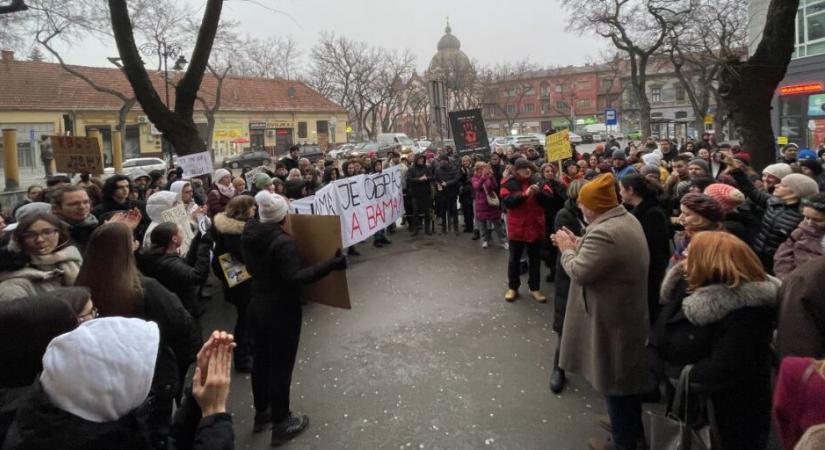 Vastaps a tanároknak, tüntetés a szabadkai Svetozar Marković Gimnázium előtt