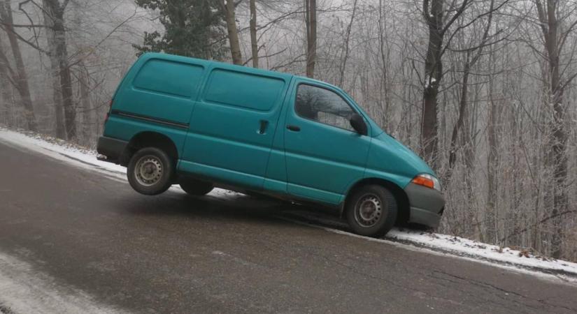 Izzasztó fotók: szakadék szélén táncolt egy kisbusz Heves megye határában