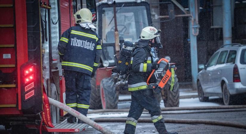 Tűz egy felsőtárkányi szálláshelyen, több mint 200 ember menekült