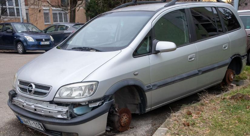 Eldőlt a parkolóhelyeket foglaló roncsautók sorsa Tatabányán