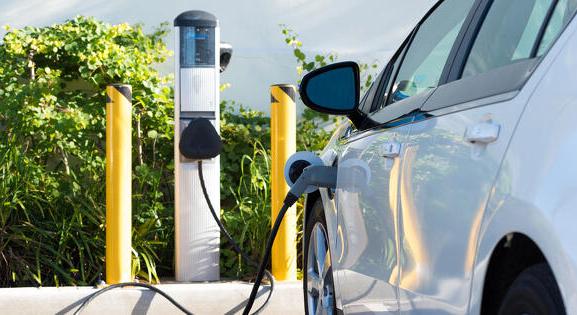 Immár kötelező elektromos töltőpontokat is kialakítani a nagyobb parkolókban