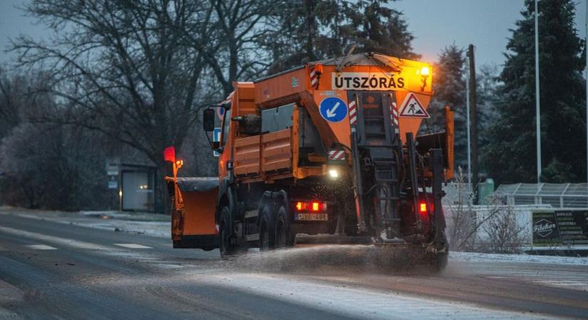 Nagy a készültség az ónos eső miatt, 150-nél is több ember dolgozik az utak tisztán tartásán Hajdú-Biharban