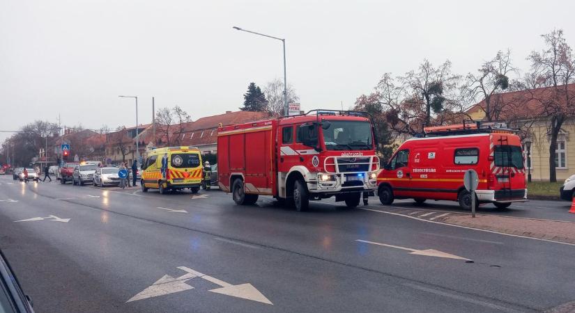 Fotókon a tatai baleset, tűzoltók, mentők is a helyszínen