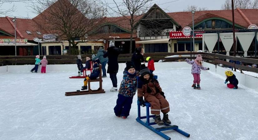 Cukiságbomba robbant a fonyódi jégpályán