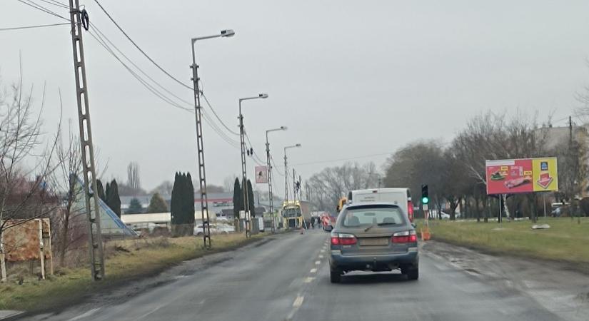 Már állnak az oszlopok, de még lépésben a forgalom Kazincbarcikán – fotók!