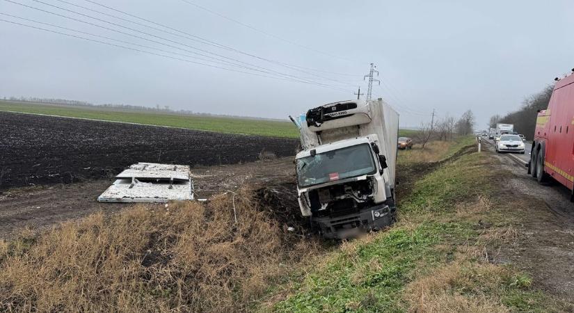 Árokba csapódott egy kamion Püspökladánynál – fotókkal