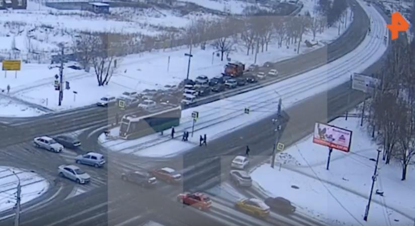 Valódi a videó, amin egy orosz villamos úgy szórja szét a zöldnél átkelőket, mint bowlinggolyó a bábukat