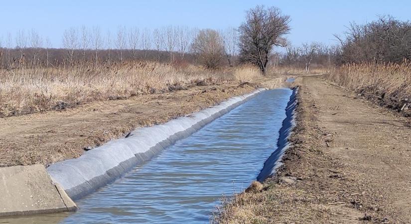 Mit tud a Concrete Canvas cementkötésű geokompozit, és hogyan használható árkok, csatornák építésekor?