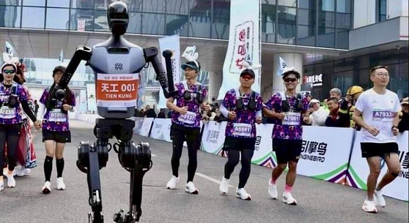 Humanoid robotok készülnek maratont futni Kínában