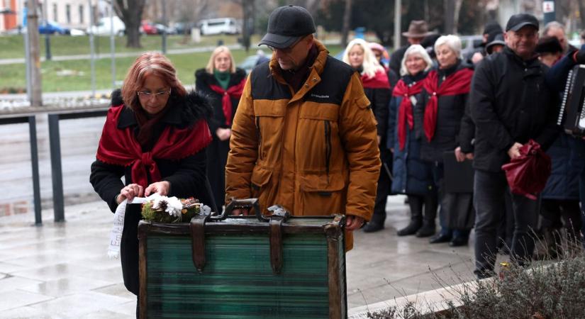 Az elhurcolt német családokra emlékeztek a bőrönd-emlékműnél