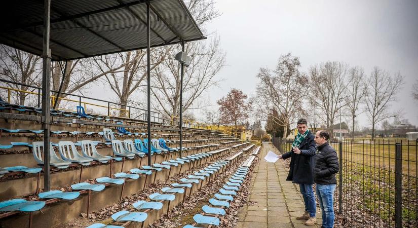 Petíciót vett át a képviselő a szekszárdi futballstadion megmentéséről (fotókkal)