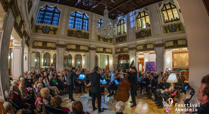 Kamarazene és békebeli szalonhangulat a II. FAB Winterfesten