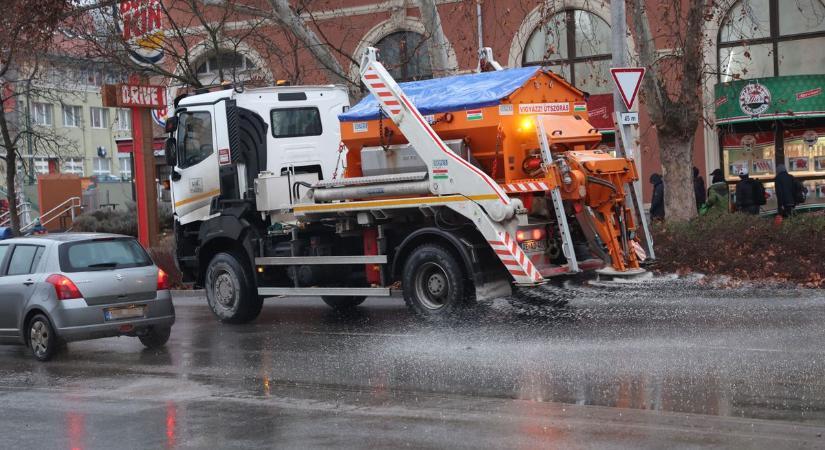 Ónos eső: megállás nélkül sózzák az utakat Somogyban