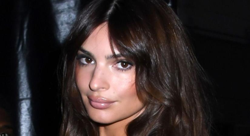 Kibuggyanó mellek, testhez feszülő ruha: Emily Ratajkowski még mindig a világ egyik legdögösebb nője