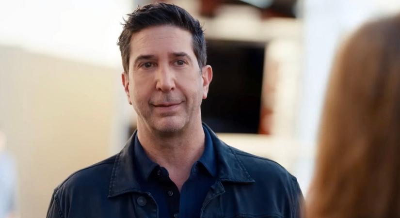 David Schwimmer újra szerelmes? Egy 29 évvel fiatalabb nővel kapták lencsevégre