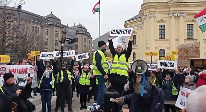 “Aki a debreceni tüntetéstől távol marad, vagy erre buzdítja szimpatizánsait, az kollaborál a Fidesszel”