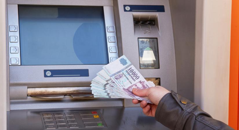 Ingyenes pénzfelvétel a bankautomatából – egyre rosszabb a helyzet