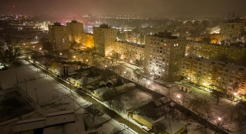 Fehér lepelbe burkolódzott Vásárhely