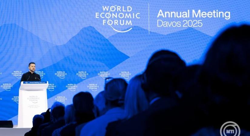 Davos - Ukrán elnök: Oroszország másfél millió katonát képes harcba állítani