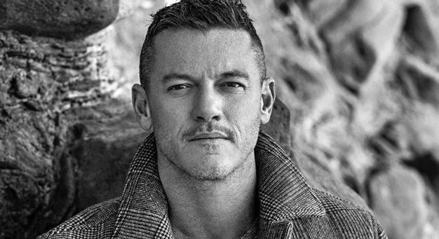 Luke Evans szerint nincs azzal gond, hogy meleg férfiként heteroszexuális szerepeket kell játszania