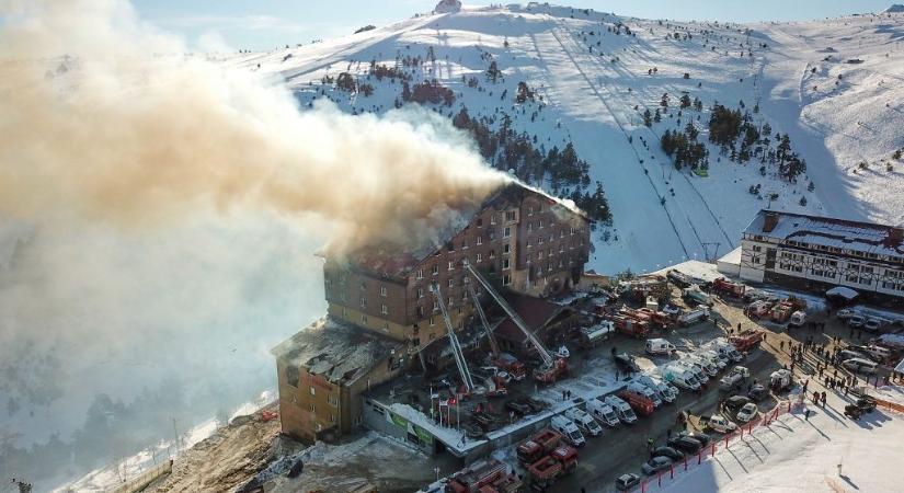 Török szállodatűz: őrizetbe vették a hotel tulajdonosát, miután 76 ember meghalt