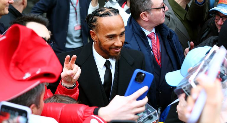 Lewis Hamilton életében először magára öltötte a Ferrari overallját