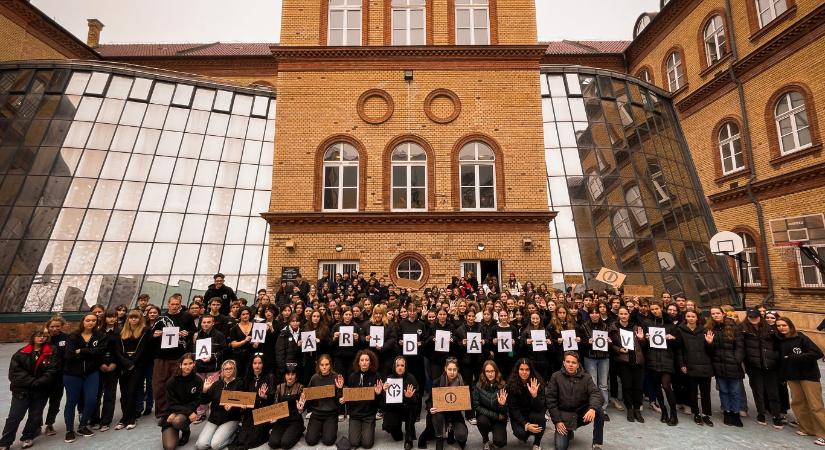 Ismét a szülőktől kér segítséget kér az állami fenntartású Madách gimnázium