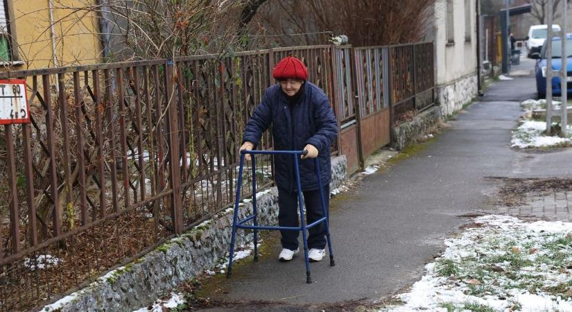 A járda csúszós, segítség kellene a sózásban