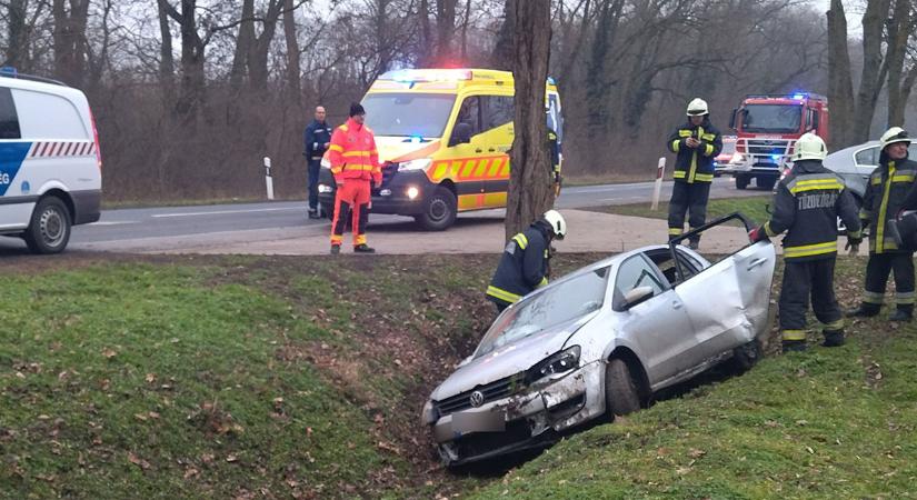 Árokba csapódott egy személygépkocsi Doboz közelében