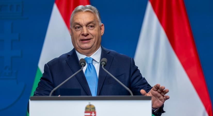 Orbán Viktor pálinkával a kezében, mulatozva ünnepel - fotón a miniszterelnök