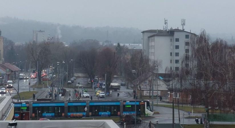 Miskolcon már rutin a villamosbaleset (fotó)