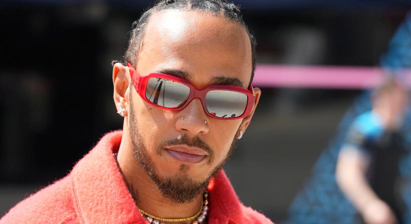 Lewis Hamilton megtette első kilométereit egy Ferrarival