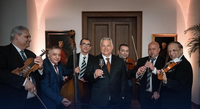 Muzsikusok gyűrűjéből üzeni Orbán, hogy magyarnak lenni jó