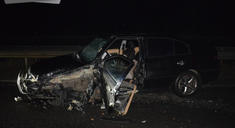 A forgalommal szemben haladt egy Škoda Octavia a gyorsforgalmi úton, frontálisan ütközött egy BMW-vel