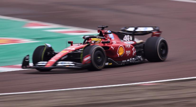 Lewis Hamilton megtette első kilométereit egy Ferrarival – videó