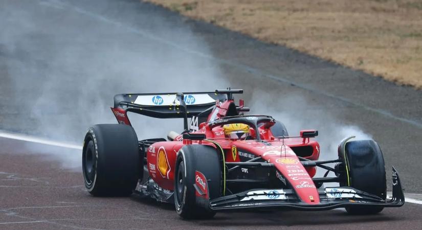 Ezt még szoknunk kell: videón Hamilton első kilométerei egy Ferrariban