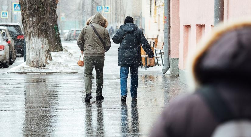 Ónos eső, síkos utak: ha elcsúszott a járdán, lehet kártérítést kérni