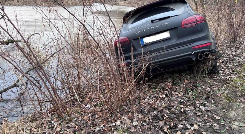 A Feneketlen-tóba csúszott egy Porsche luxusterepjáró – fotók