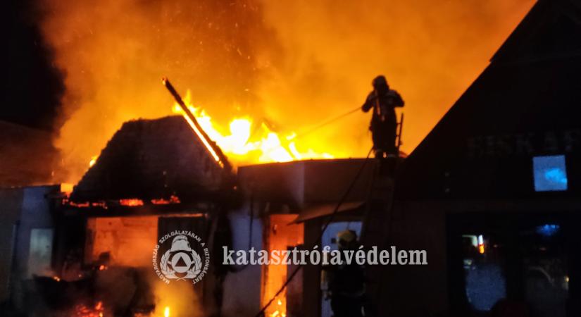 Kigyulladt egy büfé a vonyarcvashegyi strandon