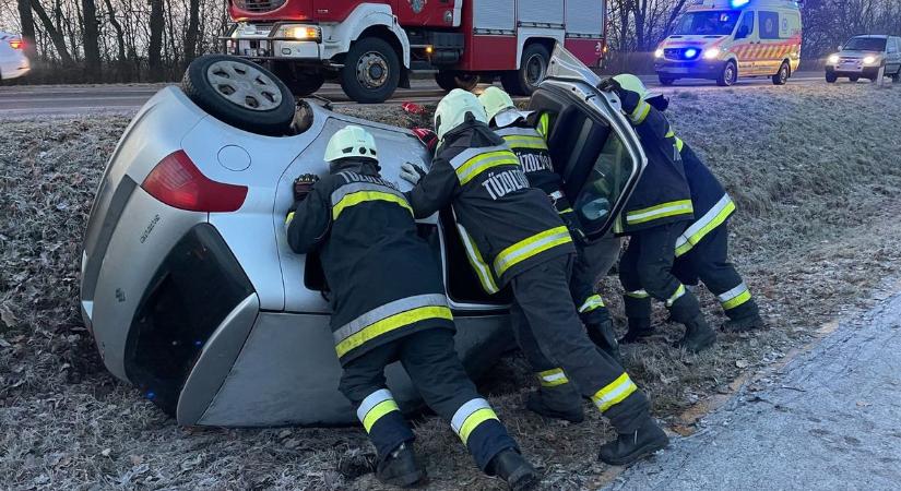 Mit tegyünk, ha autóval egy árok felé sodródunk? – ahol a part szakad