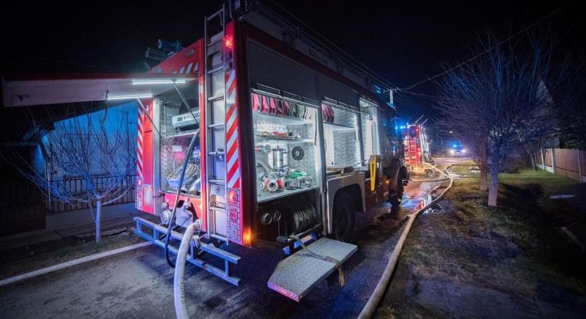 Tűzben veszett oda a nádudvari család otthona, nem maradnak segítség nélkül