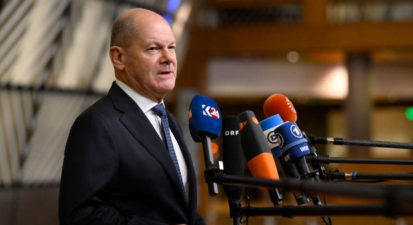 Alig voltak a teremben, miközben Olaf Scholz beszédet tartott Davosban (FOTÓ)