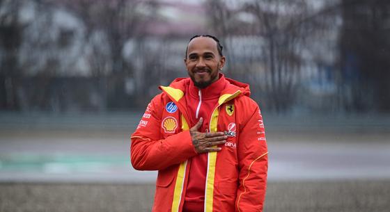 Több száz szurkoló gyűlt össze, hogy lássa Lewis Hamilton első ferraris köreit