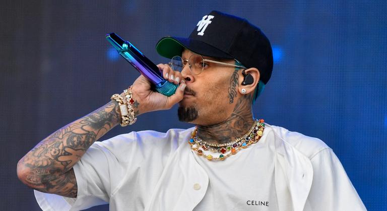 Chris Brown beperelte a Warner Bros-t, mert egy dokumentumfilmjükben szexuális zaklatással vádolták meg