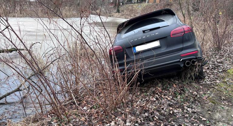 A Feneketlen-tóba zuhant egy Porsche