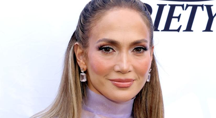 A „cseresznyés csoki” manikűr most a legszebb: Jennifer Lopez már be is hódolt a mesés körömtrendnek