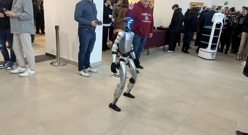 Humanoid robottal beszélgethettek a látogatók a Debreceni Egyetem Műszaki Karán