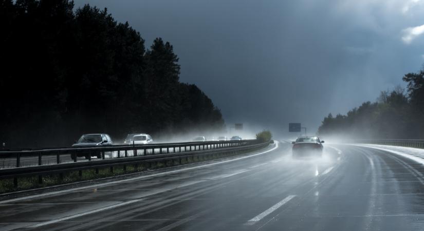 Száguldás a hóban: nagyot esett egy pick-up az M5-ösön - videó